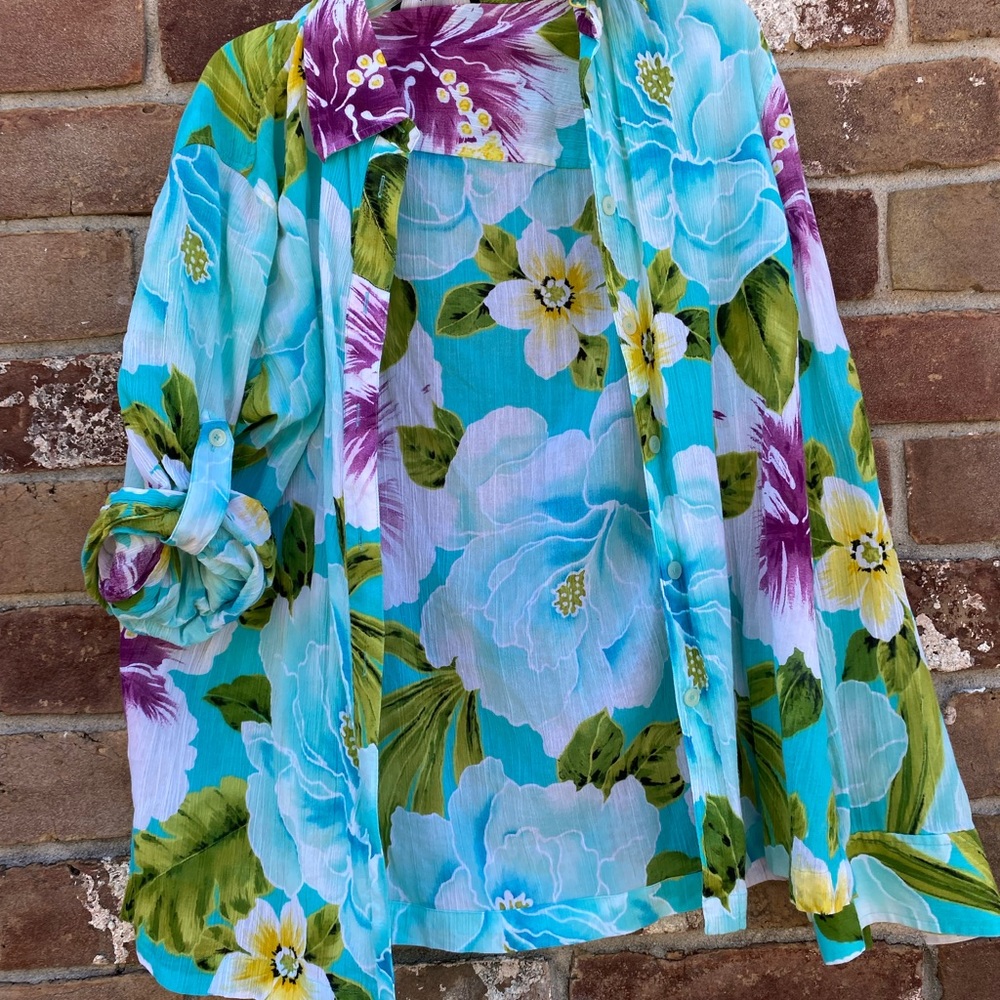 Jones New York Linen Floral Blouse. Long sleeve to cuff sleeve. Size M.